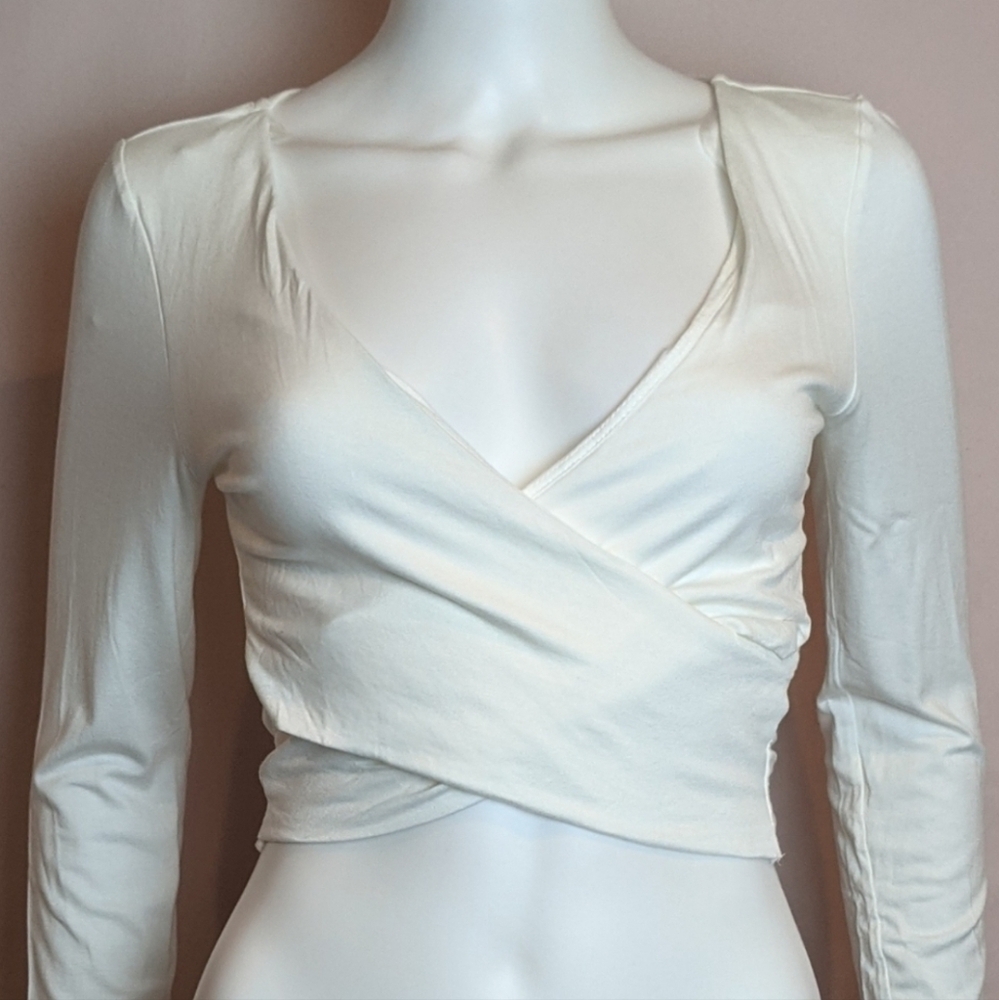 Fashion Nova Off White Long Sleeve V Neck Crossing Paths Crop Top size Medium